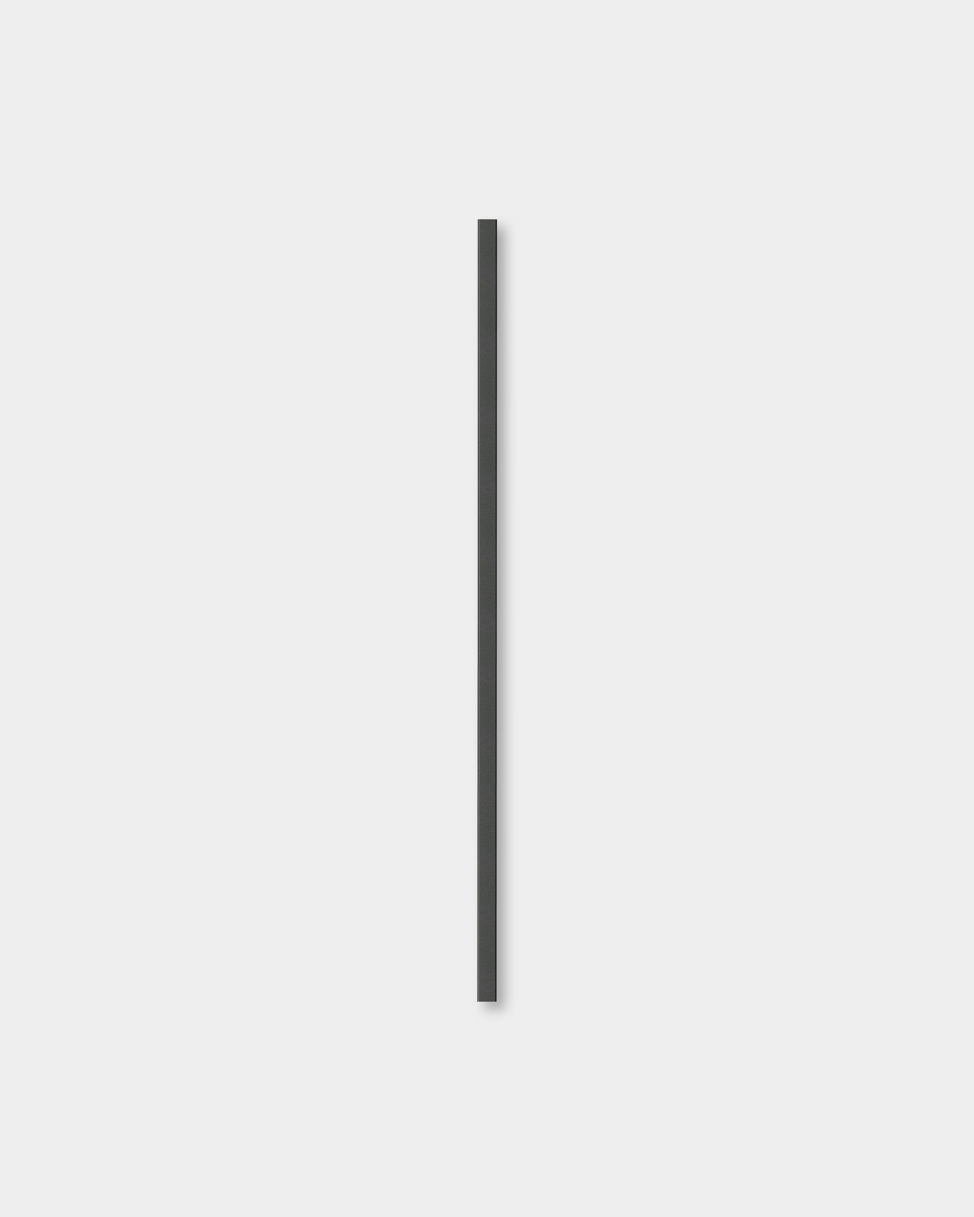 Liva | Cover i black aluminium, 120 cm fra WoodUpp, utformet som et vertical deksel til Akupanel akustiske trepaneler eller minimalistiske nordiske interiører.